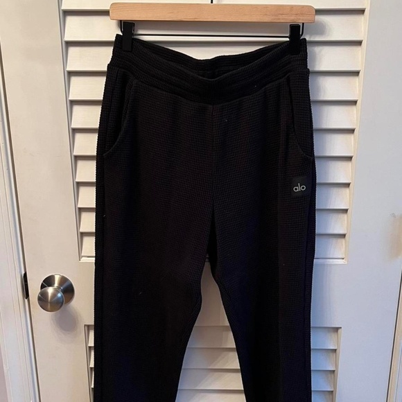 women’s black ALO YOGA waffle weekend escape jogger [M]